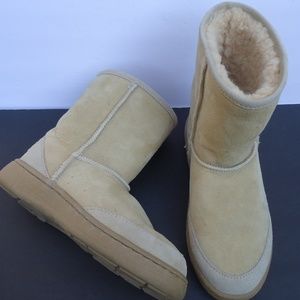 SIZE 8.MERINO PORELY WOOL BOOTS.